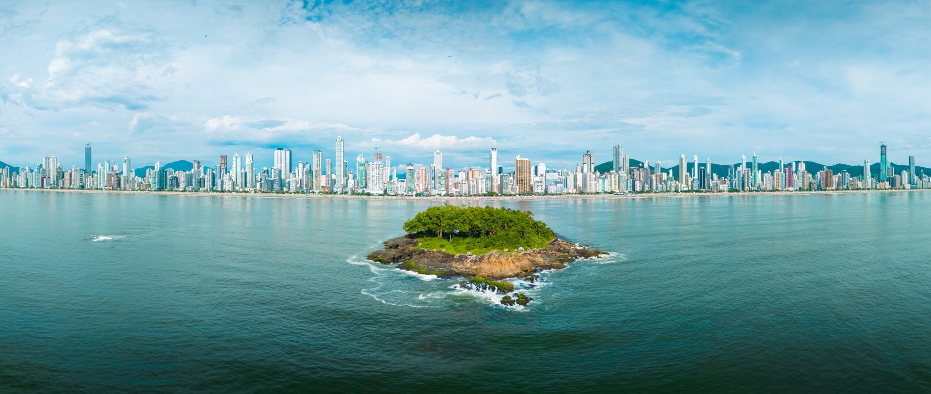 Orla de Balneário Camboriú; a imagem não identifica o imóvel citado